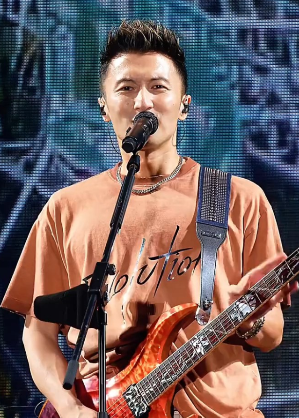 男演员千万别整容，看谢霆锋和钟汉良就知道了。在鸟巢演唱会上，谢霆锋的身材依旧拥有