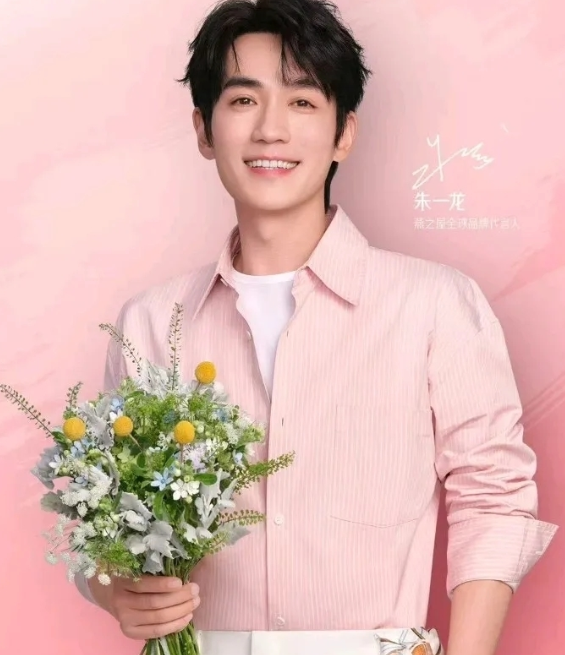 《惊蛰无声》中黄凯（朱一龙）乘坐出租车无台词表演，多种情绪释放火爆全网。这段戏原