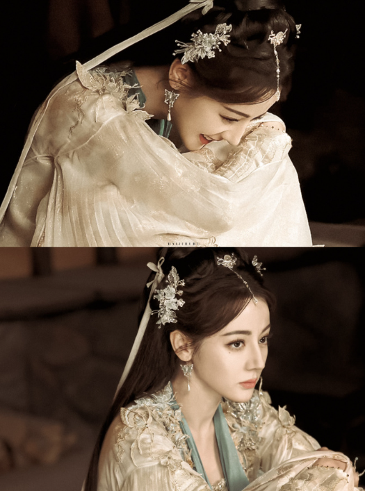 她站在那里，就是一本写满诗意的画册