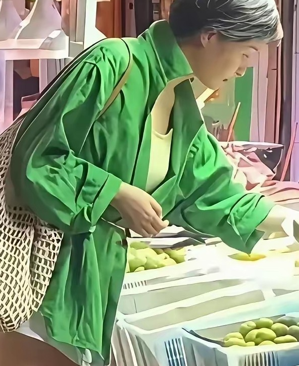 53岁的吴越，头发虽然白了，却难掩少女感
这是去年7月，吴越在云南昆明农贸市场，