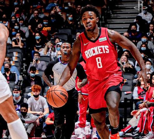 火箭队前一场比赛险胜迈阿密热火队，本场比赛不仅是杜兰特的里程碑，更是火箭队的一场