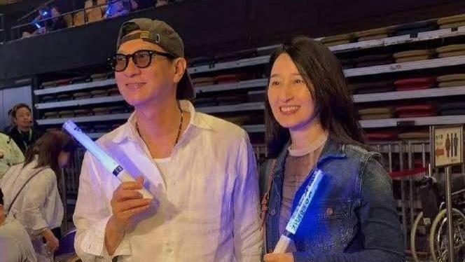 张家辉关咏荷看演唱会被偶遇，港圈模范夫妻