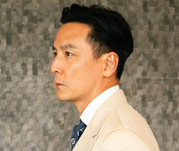 吴彦祖在西湖录综艺的路透火了
但火的不是他的颜值，而是00后路人的“灵魂发问”