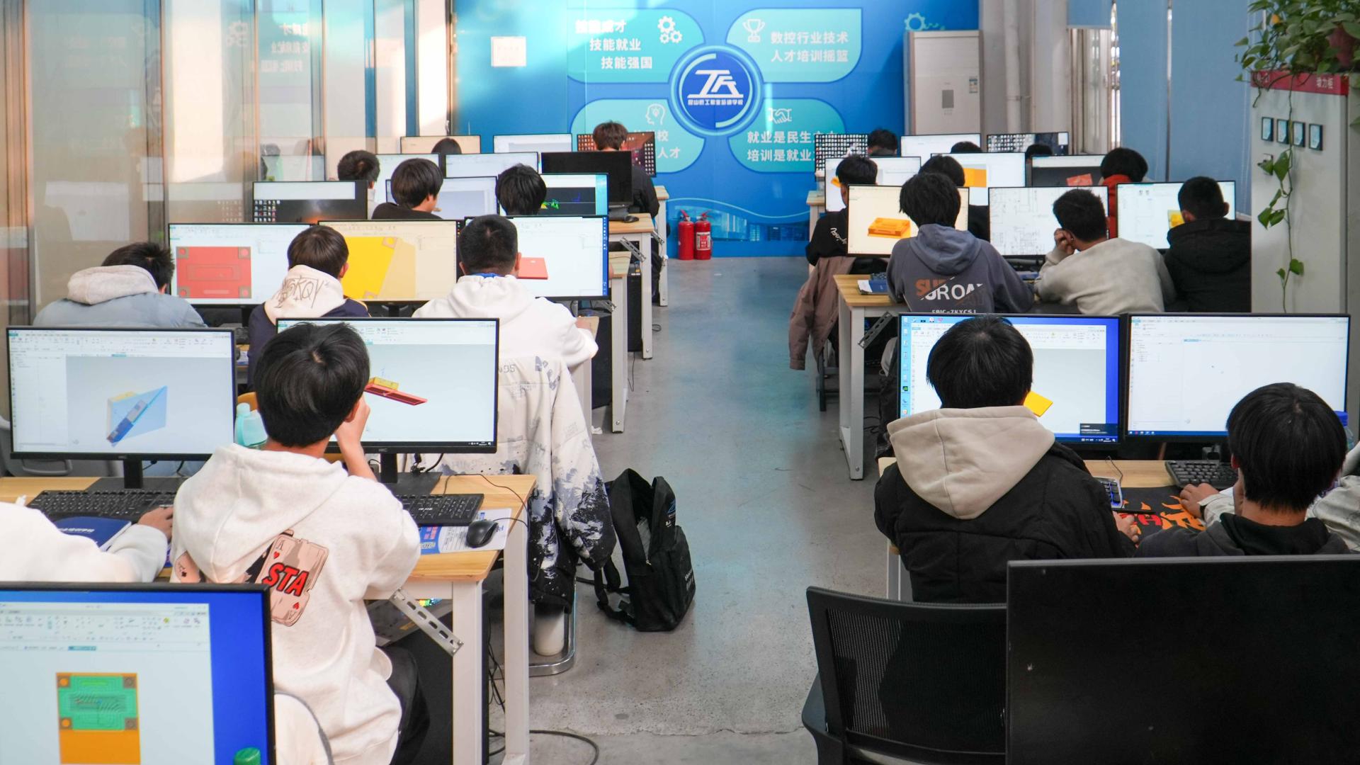 孩子没考上高中 学什么技术好？苏州爸爸的理性选择：数控技术