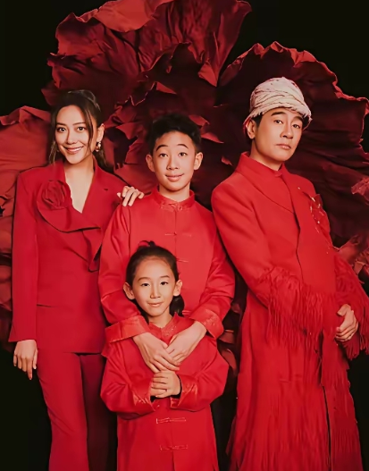 陈小春一家四口
父子仨共用一张脸
你看爸爸那骄傲的表情