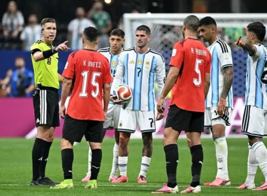 全网都在吵FIFA判罚双标、刻意保送阿根廷
导火索是阿根廷 3-2 逆转埃及这场