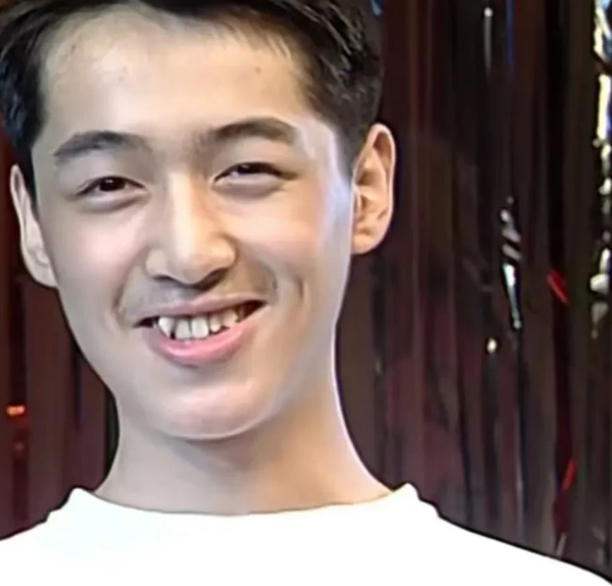 胡歌年少时候也有尴尬期，人还是长得蛮帅的就是牙齿不好看，后来大概是做了明星，仪表
