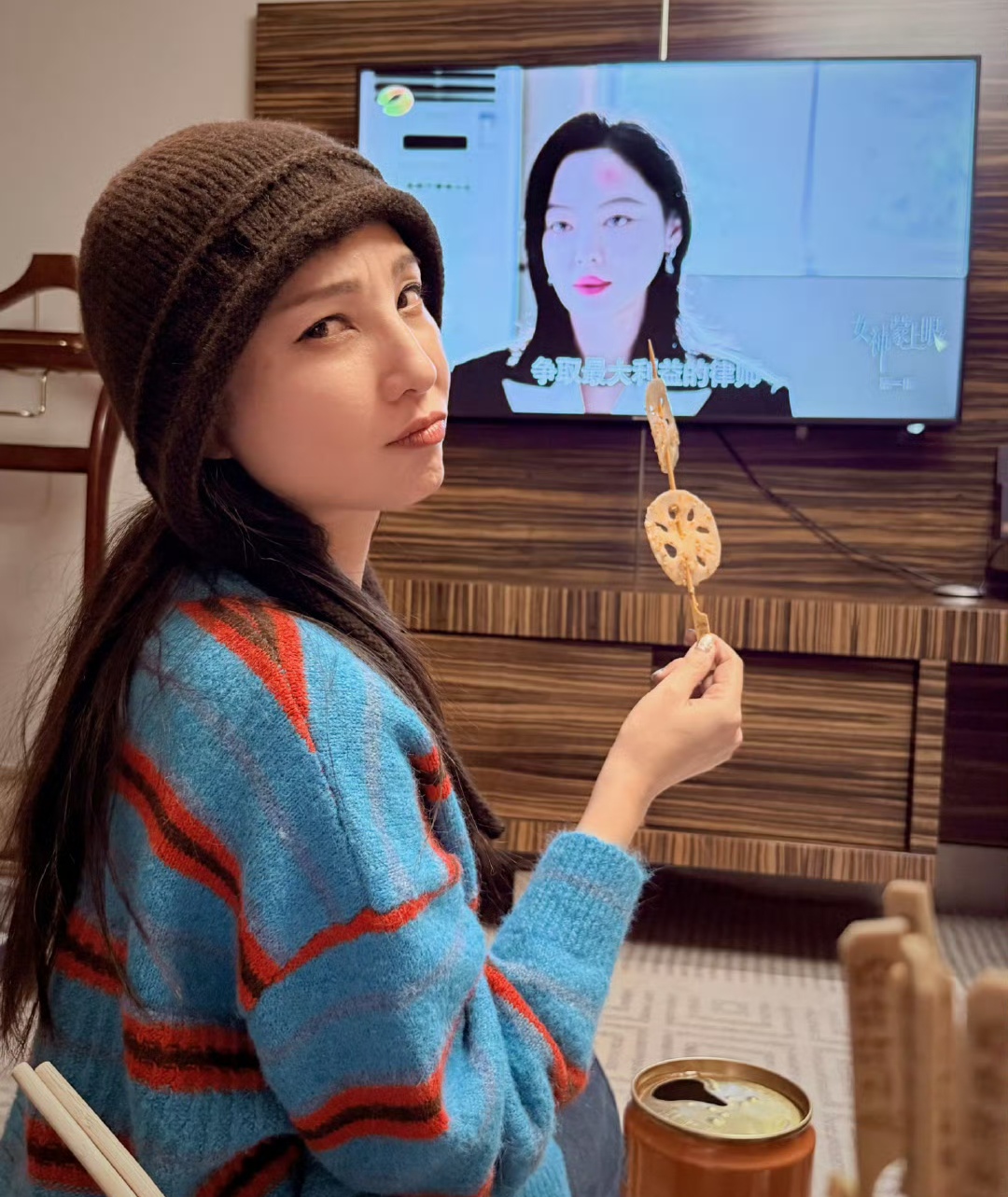 郑希怡这个追剧穿搭，和追剧小表情给人留下了深刻的印象