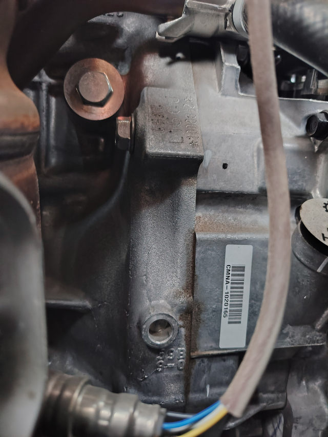 雅阁4个月变速箱渗油
车内异响，踩油门车辆顿挫，两个月不到电瓶坏了，换了一块电瓶