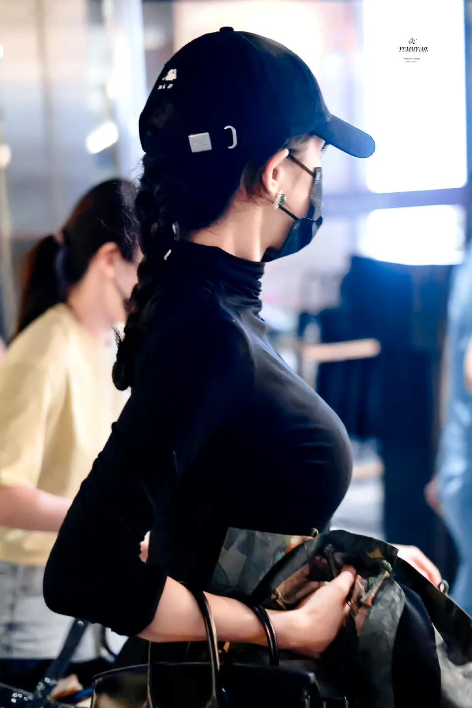 杨幂，离异有娃 
赵丽颖，离异有娃 
都是85后顶流， 两人状态都超级好， 颜值