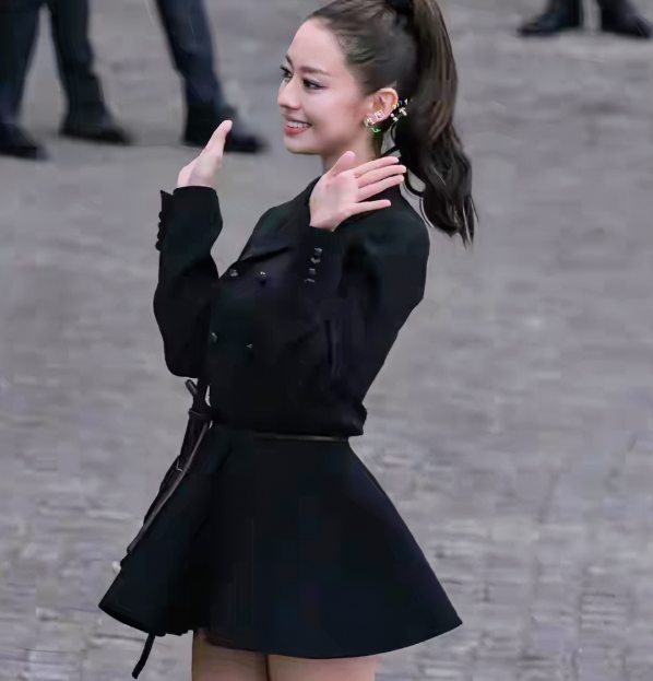 朗朗老婆吉娜
这沙漏型身材真的绝。曲线优美，气质优雅。一双大长腿更是又直又健康，