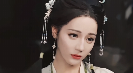 迪丽热巴的美，自然又大方