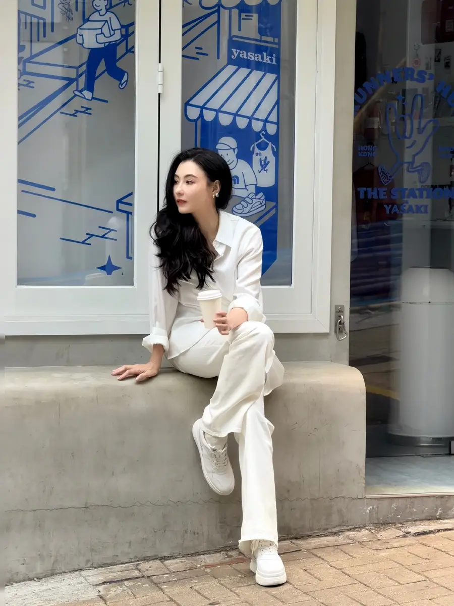 张柏芝穿纯白套装发丝灵动 街拍元气松弛状态绝佳
