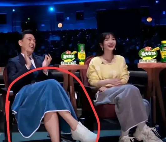 这个毛毯是为了节目能正常播出，强制要求盖上的吗？