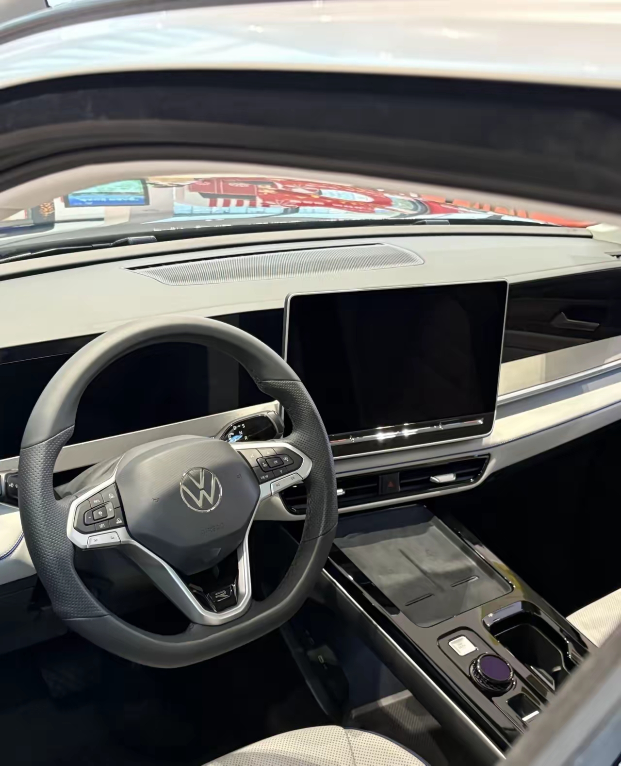 一汽大众最新推出的全新揽巡，以其超大空间与超强动力重新塑造家庭出行的新体验。