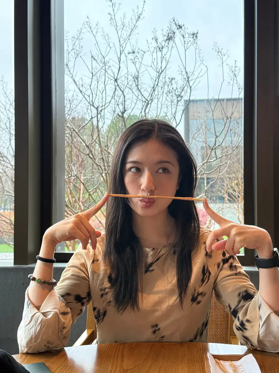 李兰迪晒雨天生活日常 妆容自然温柔又气质