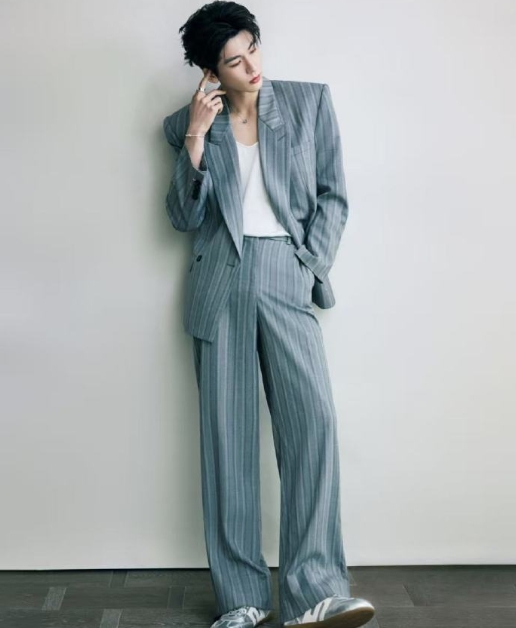 拒绝被固定风格定义，张凌赫用一双赛车鞋走出专属时尚路～银色鞋款的复古张力搭配他的