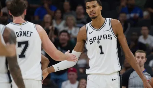 NBA常规赛马刺主场对阵黄蜂的比赛已经结束。全场战罢，马刺以115-102战胜黄