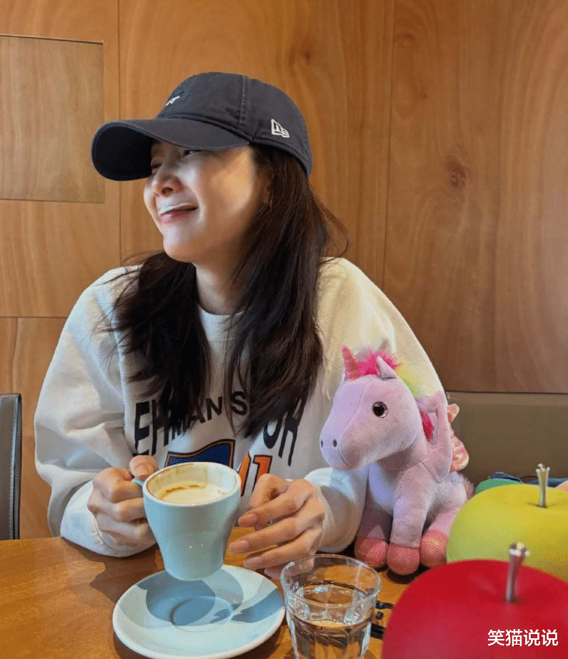 崔智友晒与女儿照片：带孩子喝下午茶，女儿伸手为她擦嘴好温馨！