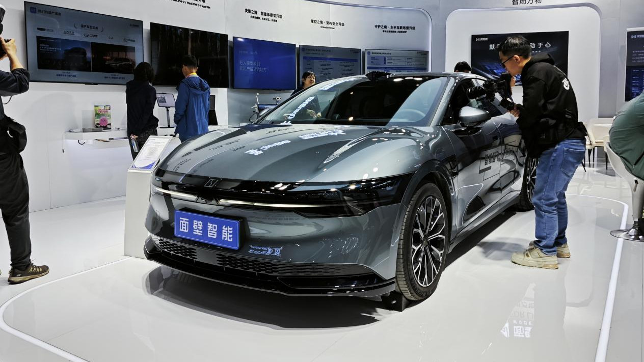 别再卷屏幕了！智能座舱真正的底牌，藏在两件事里