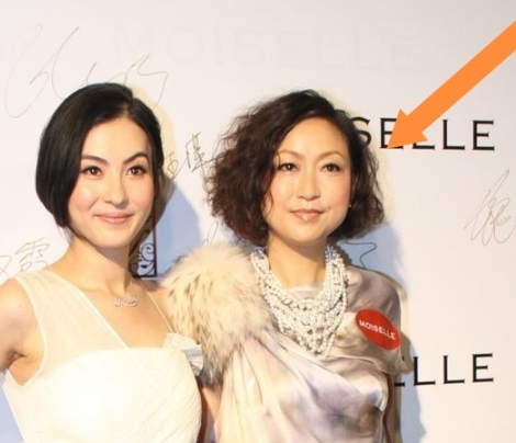 看到郑秀文这款偏成熟的短卷发造型
第一眼就觉得特别显年纪，有人看了还敢搞这种发型