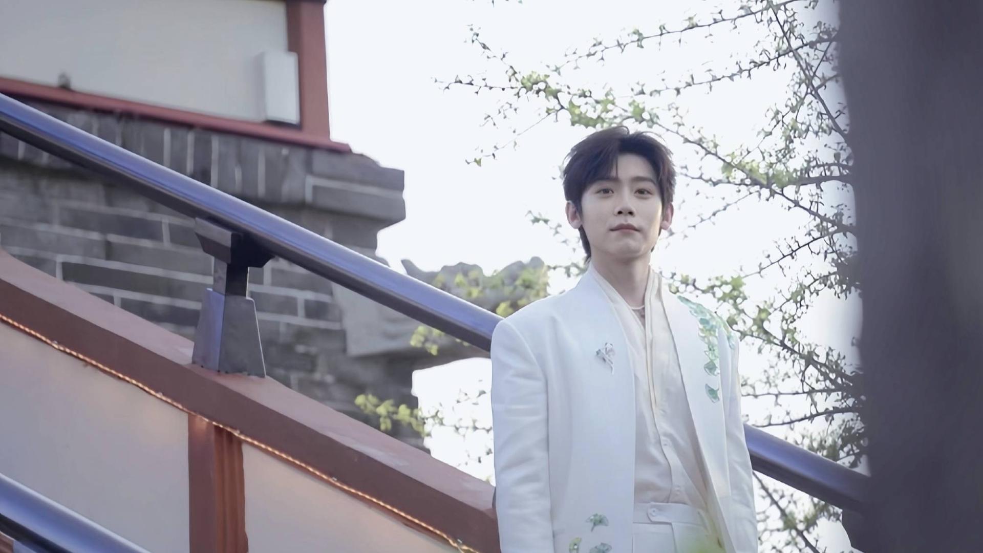 李卿清明上河园“穿越”撒糖，双向奔赴引爆文旅热潮