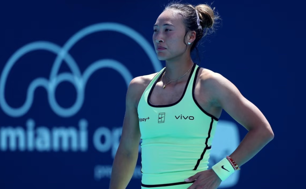 郑钦文战胜前美网冠军

赛后采访提到临时改变赛程的奇怪

“但这就是网球。如果你