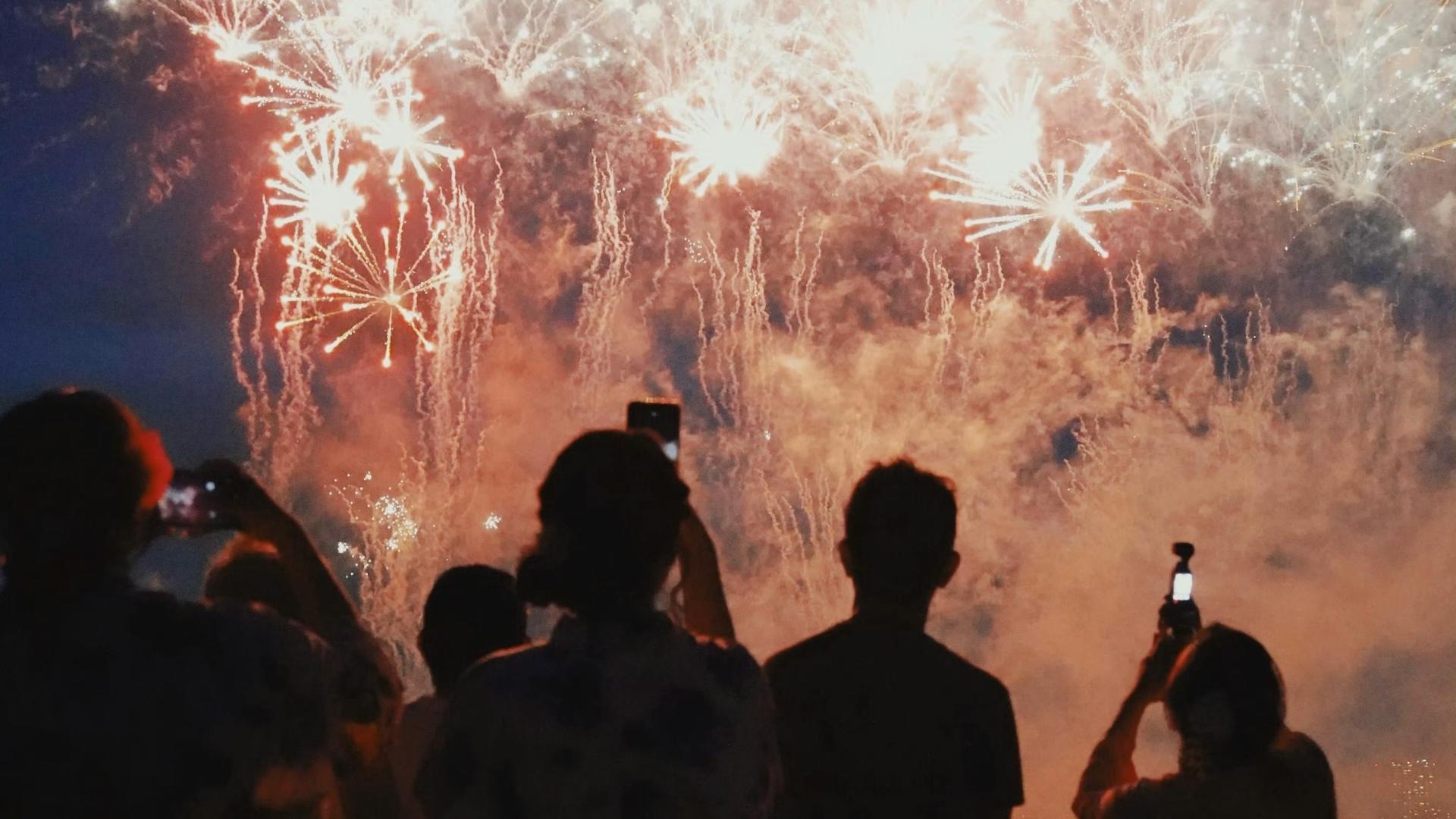 2月17日水瓶座日食丨烟火向星辰，所愿皆成真！
