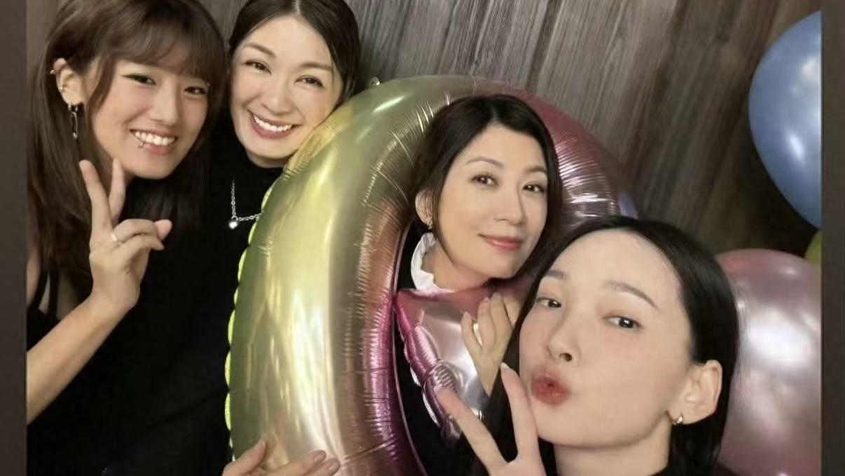 贾静雯三女儿生日派对：全员黑衣亮相，波妞与猫咪蛋糕合影太有爱