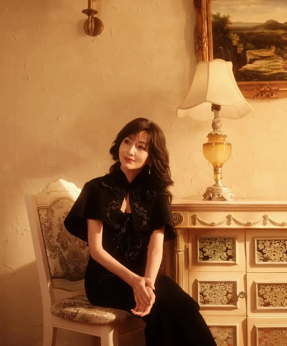 赵雅芝穿复古旗袍优雅端庄 鎏金布景下尽显东方韵味