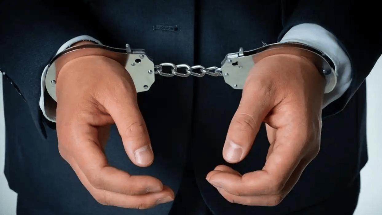 1死6伤！成都19岁男子无证驾车，未按交通指示灯通行造成事故