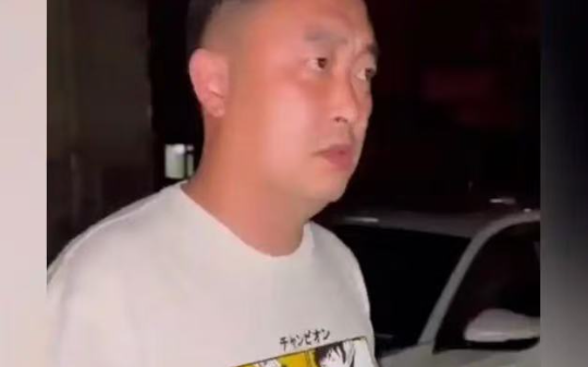 醉汉在车上抽烟，司机劝阻，他甩出3个证件：信不信让你见不到明天