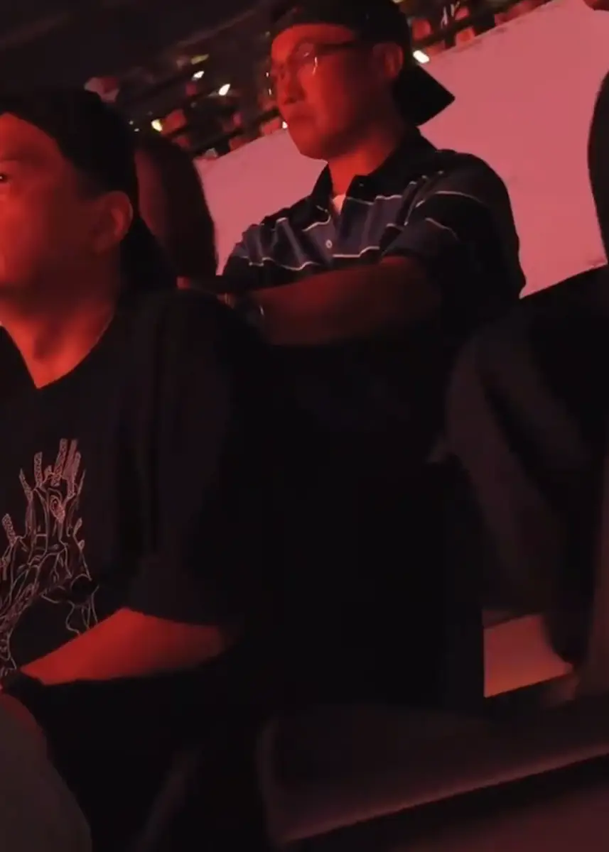 陈奕迅和杨千嬅看单依纯演唱会 双手抱胸表情凝重