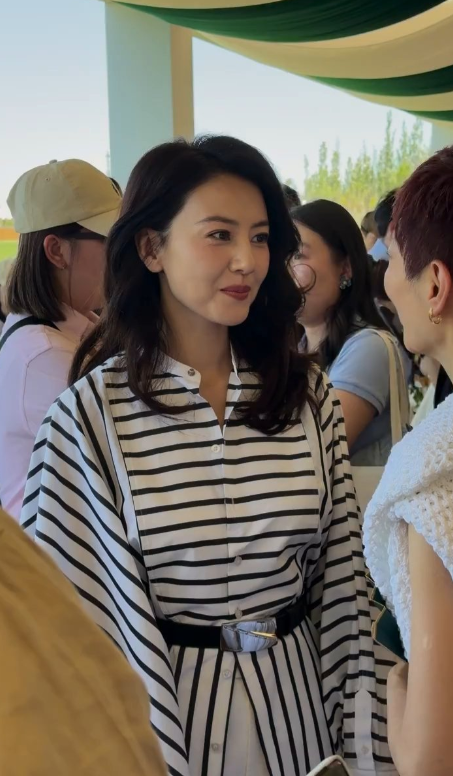 高圆圆在出席拉夫劳伦的时尚活动，她这回搭配的很有特色，看上去年轻又漂亮，还很有浪