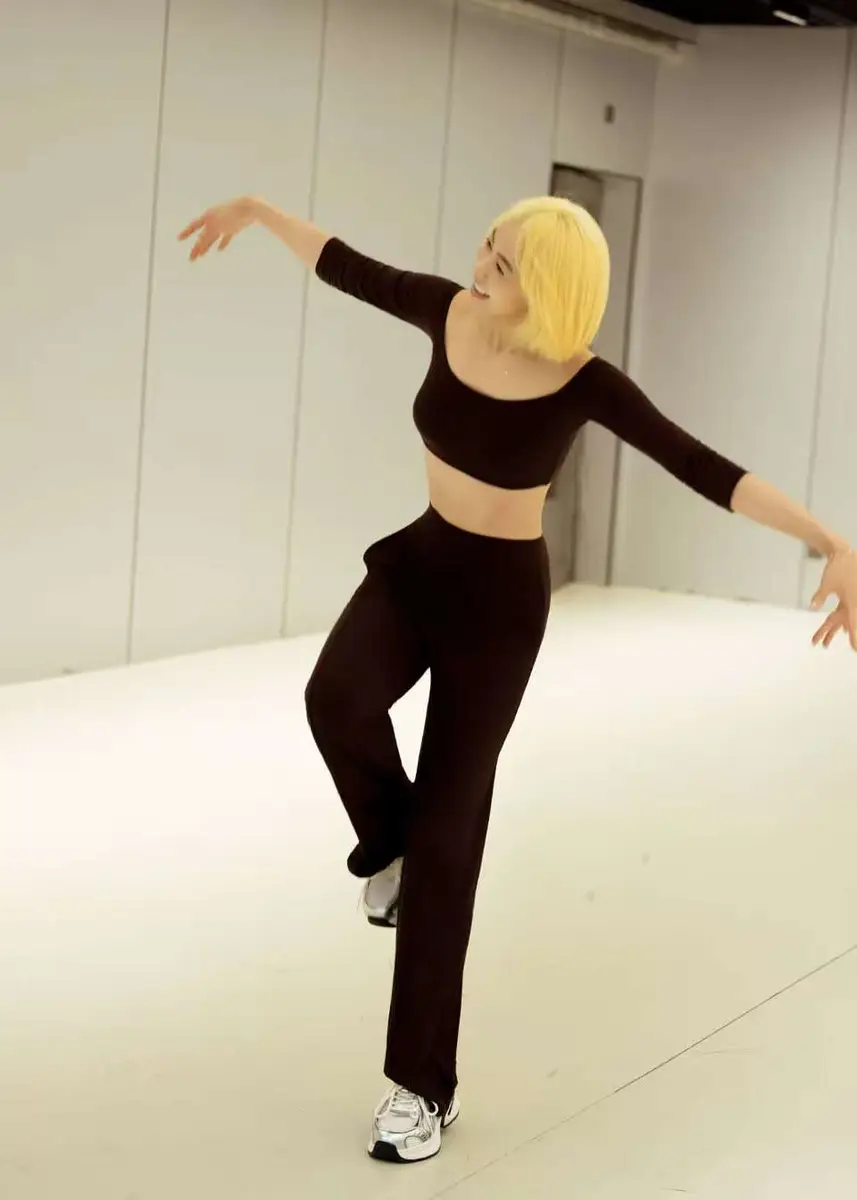 宋茜染金发穿露腰紧身衣练舞 舞姿舒展尽显专业舞者气场