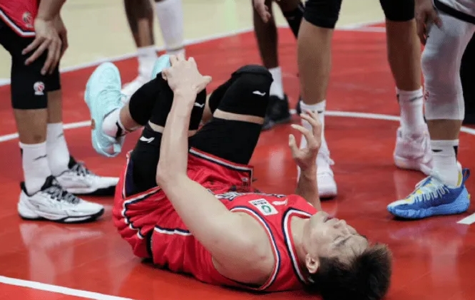 CBA常规赛，广州战胜山东。赛中，郭艾伦突破对抗后受伤倒地不起，已被担架抬离比赛