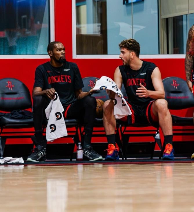 火箭队主帅乌度卡一直想要排出一套全前锋阵容。今天火箭和灰熊队的比赛，在第3节的时