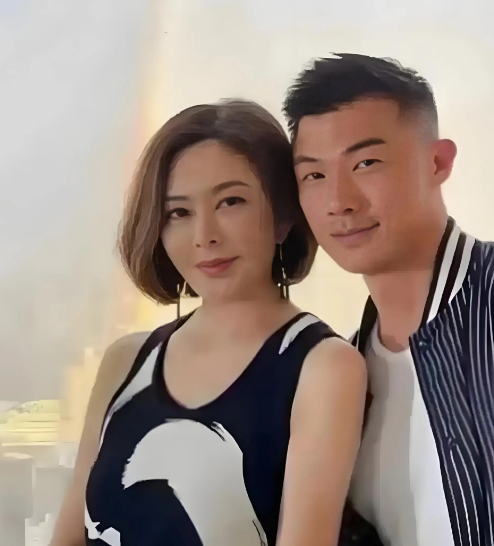 关之琳和某男性朋友的合影，二人相差35岁，看起来挺般配的。今年，关大美人63岁了