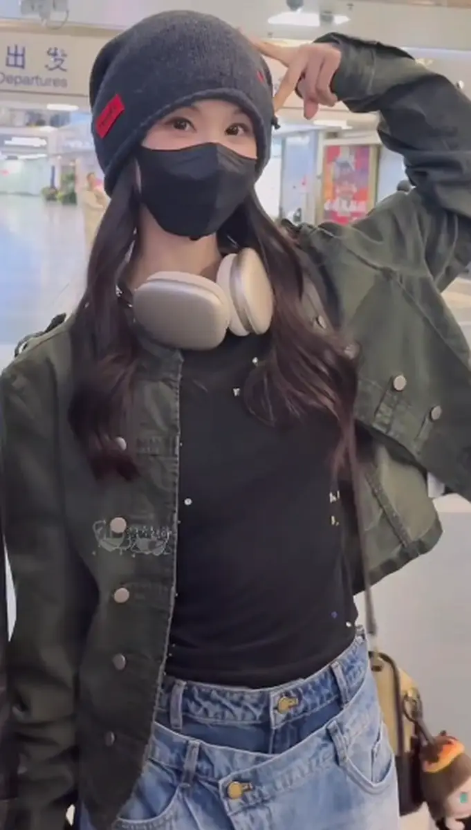 陈都灵戴冷帽搭耳机清爽利落 机场造型又酷又松弛