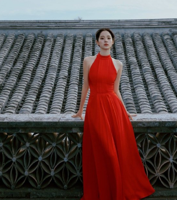 欧阳娜娜的红裙，这闪耀的明媚，超可以的！