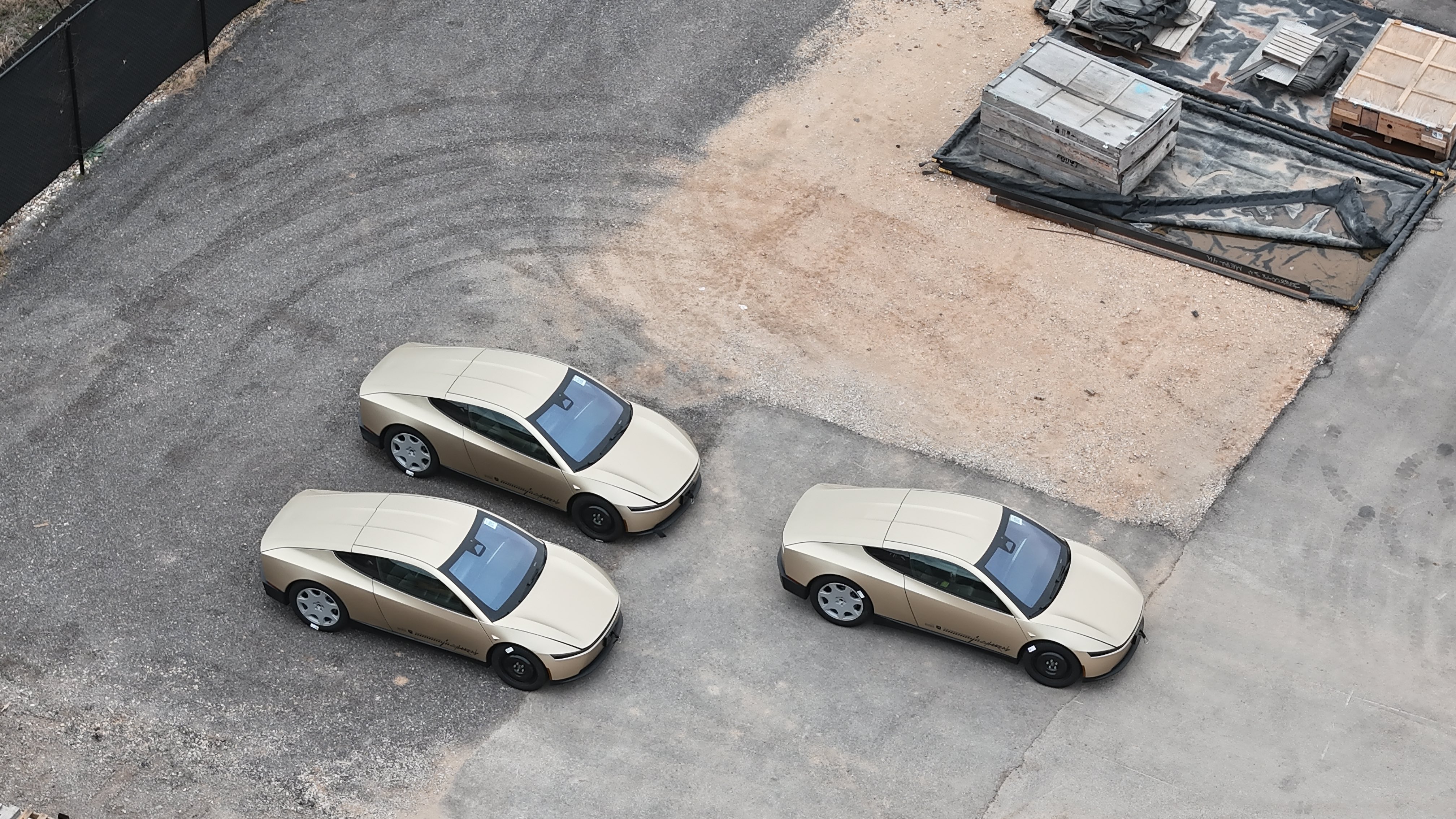 在特斯拉宣布首辆Cybercab下线之后，很快就有粉丝发现得州超级工厂外出现了3