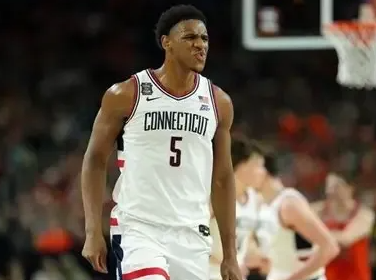 据RealNBA报道,康涅狄格大学与肯塔基大学的大个子球员是湖人队在今夏选秀中需