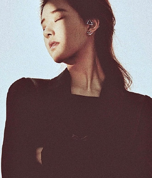 翻看泛黄的照片，我们好像又热恋了一般