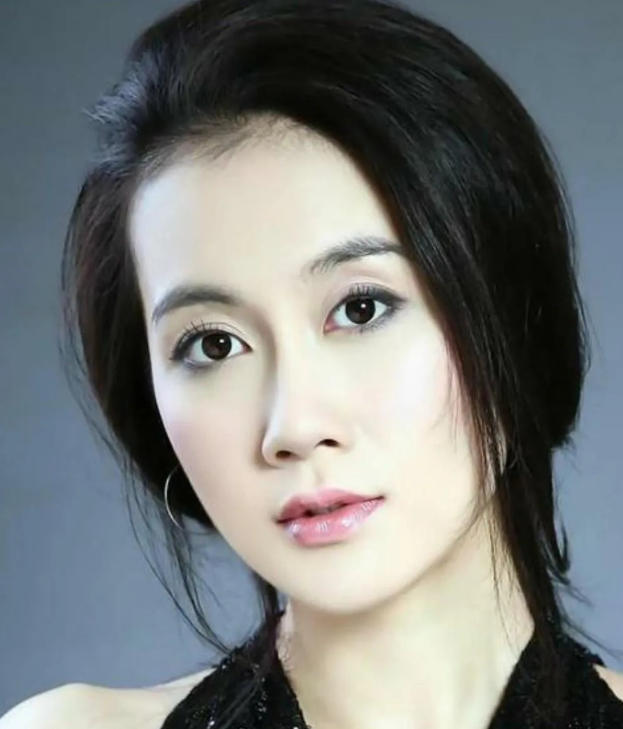 年轻的时候，我是一个电影迷，非常的喜欢看电影。
但是，有两个女演员，我总是傻傻的