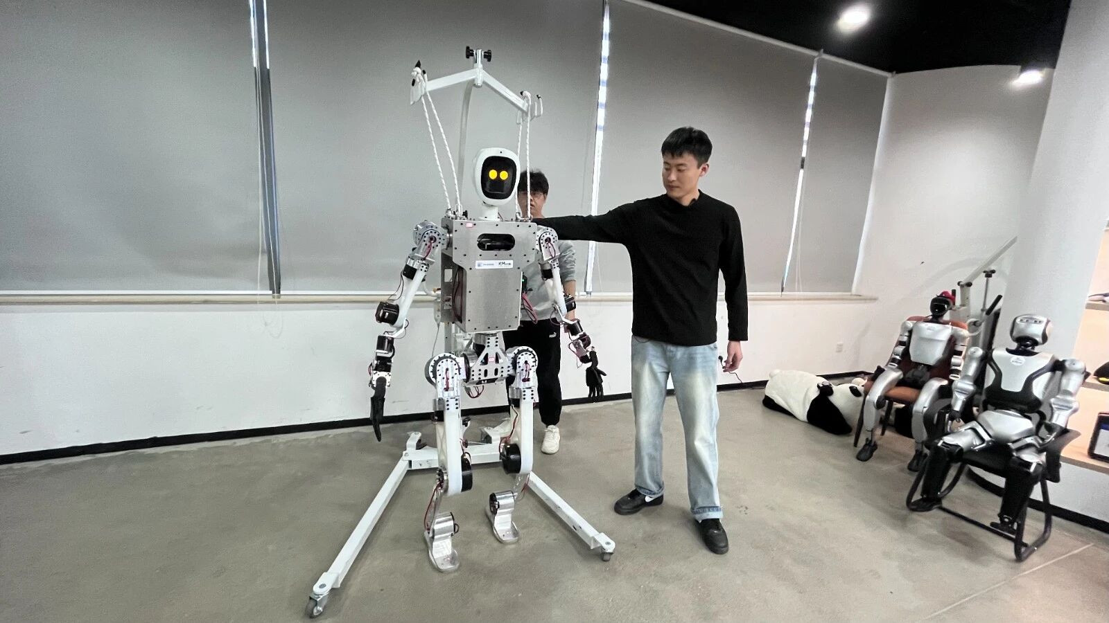 “滨城造”新款人形机器人实现量产滨海高新区智能科技产业传捷报