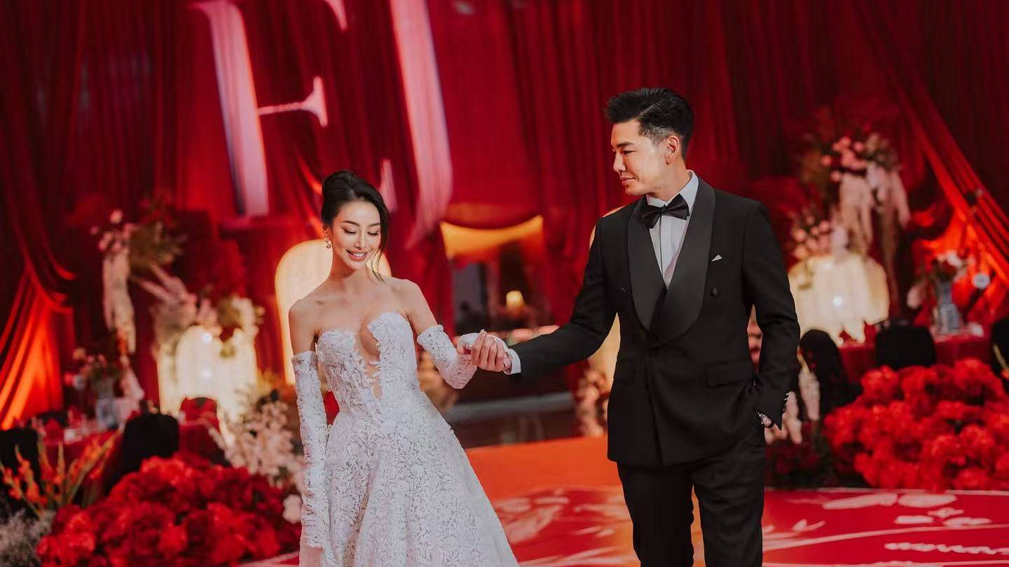 金曲最佳新人暨最佳制作人孔令奇与大马名媛陈铭君于吉隆坡举办盛大中式婚礼