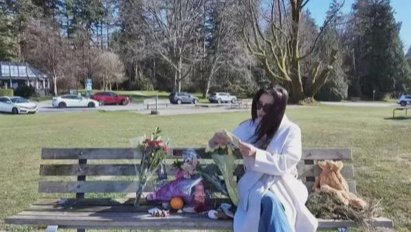 王祖贤献花悼念张国荣