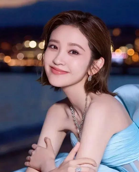 唐艺昕气质短发配蓝色蝴蝶结礼服裙，简直美成城堡公主