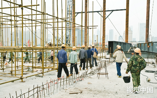 10元的暖心盒饭不让吃，25元的馊饭必须买！黑心老板焊死三层铁丝网，将300名工人困在工地