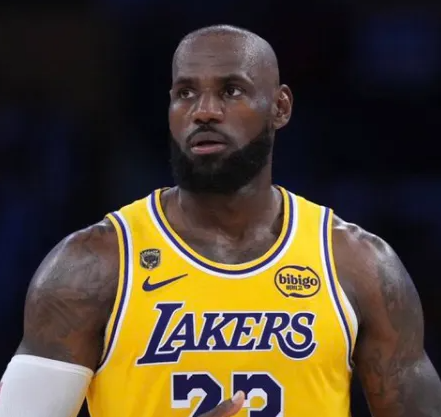 湖人和火箭的比赛进行到第四节，目前湖人大比分落后。
湖记Daniel Stark